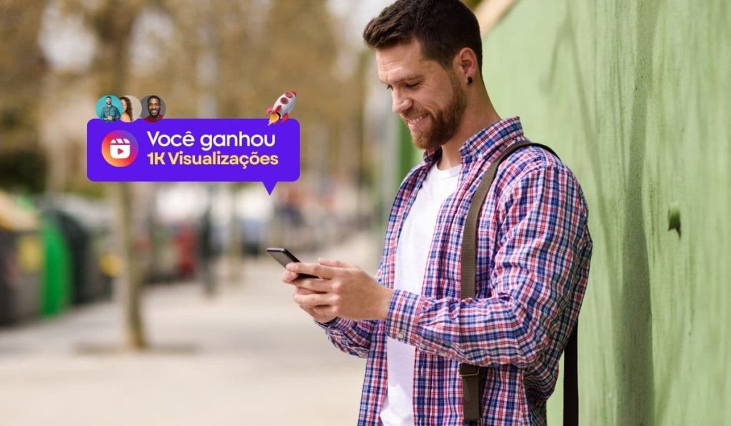 Homem feliz por ter ganhado 1k de visualizações reels grátis